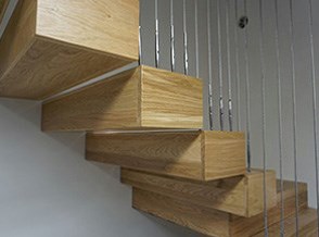 מדרגות עץ