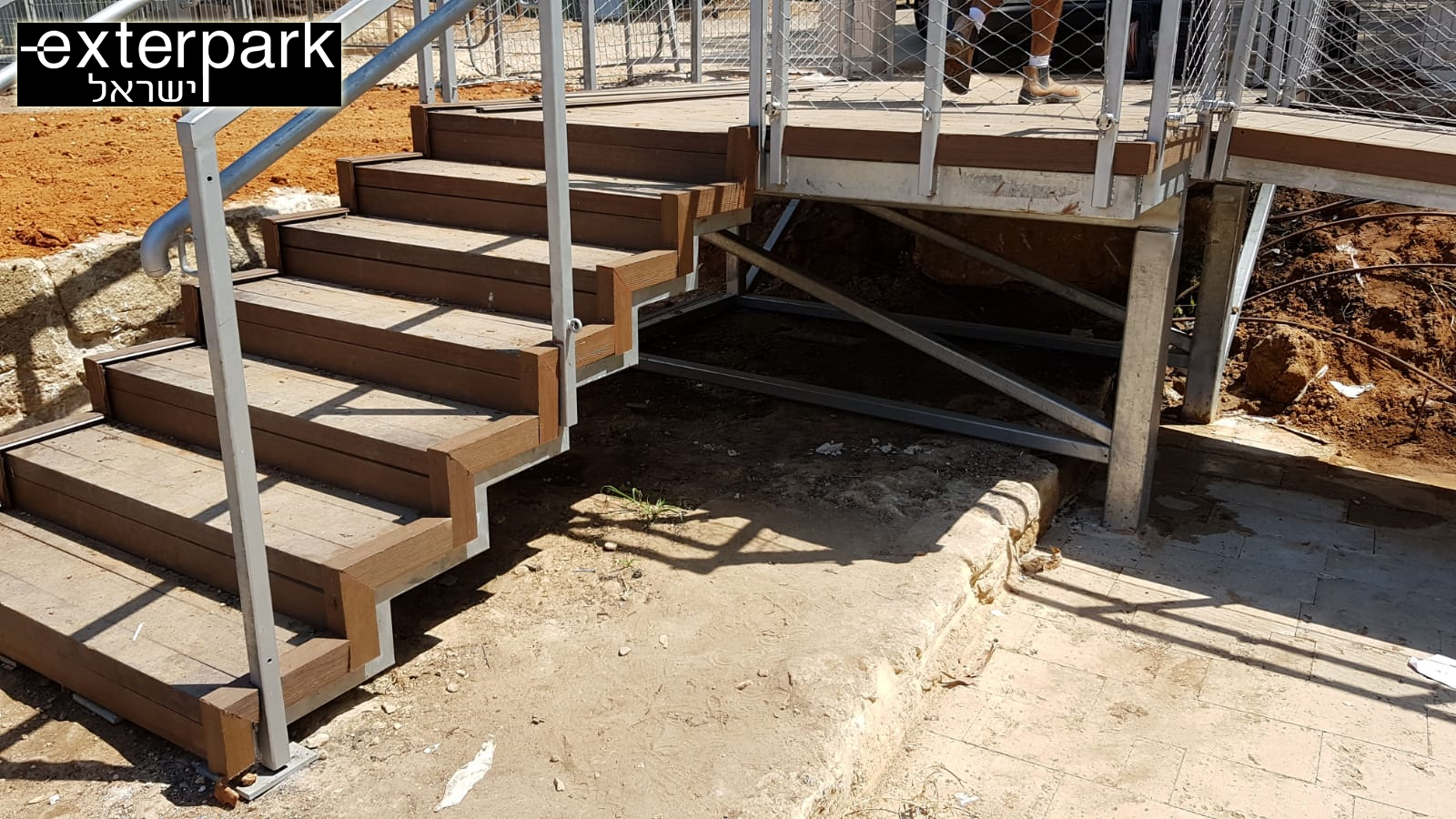חיפוי מדרגות בדק סינטטי גוון איפאה מתחם 7 טחנות