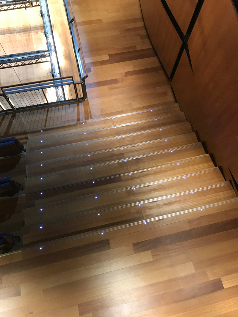 מדרגות עץ אירוקו