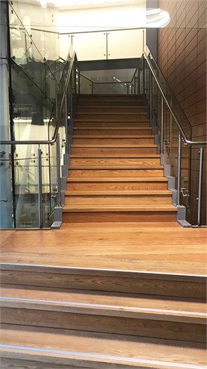 מדרגות מעץ אלון גושני אדום כולל פסי התרעה מאלומניום 