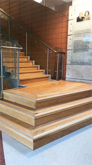 מדרגות מעץ אלון גושני אדום כולל פסי התרעה מאלומניום 