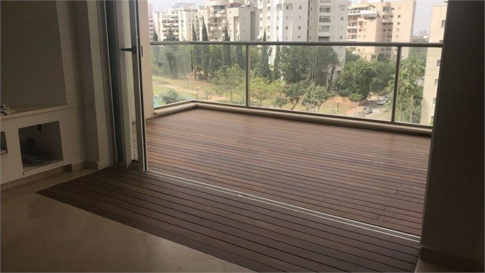 דק איפאה exterpark בדירה ברמת אביב